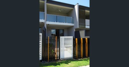 Spacious Terrace Home! - Photo 5