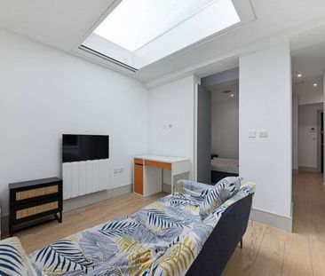 A Spacious, bright, open plan Studio flat with separate bedroom area situated in the centre of Whitechapel a short walk from transport links. - Photo 4