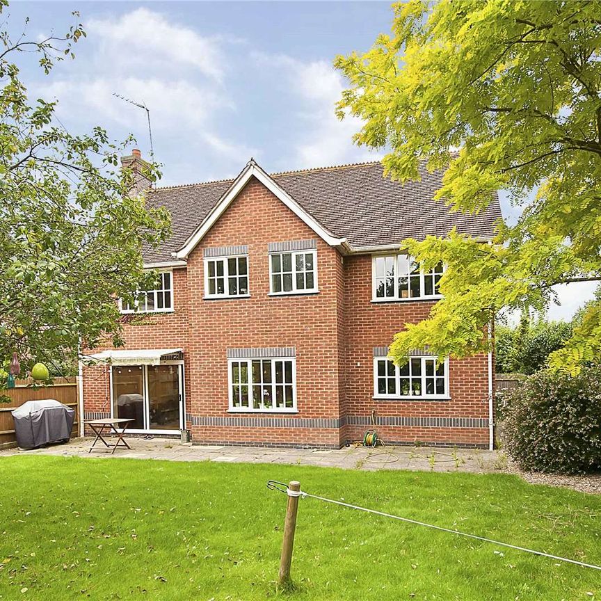 A well presented five bedroom family home set in a quiet cul-de-sac in Cobham. - Photo 1