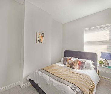 3 Bed End Terrace, Kennedy Road, M5 - Photo 2