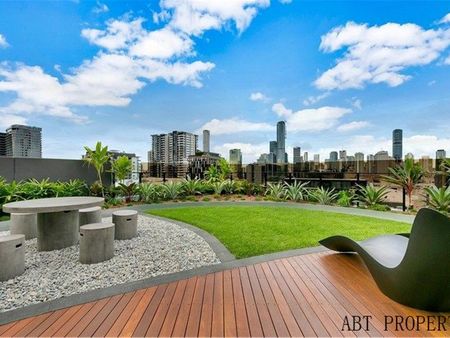 COME HOME TO SOMETHING SPECIAL AT THIS APARTMENT. UNBEATABLE LOCATION - WALK TO SHOPPING CENTRE, TRANSPORT AND BRISBANE STATE HIGH - Photo 3