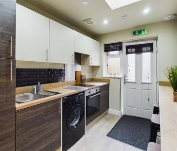 1 bedroom in a house share to rent - Photo 2