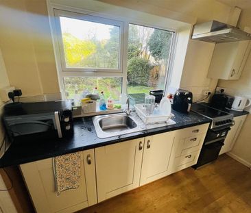 4 bedroom semi-detached house to rent - Photo 4