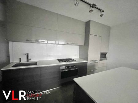 Condo in Burnaby, BC - Photo 3