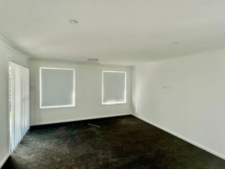 Stunning brand new 4-bedroom, 3-bathroom home - 2 minute drive to the beach!! - Photo 4