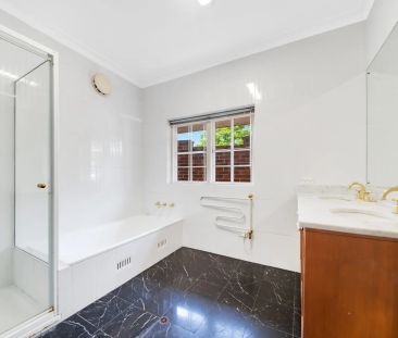 Spacious Character Home with Sweeping Harbour and City Views - Photo 4