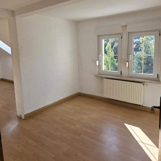Großzügige 3-Zimmerwohnung unterm Dach in ruhiger und grüner Lage! - Photo 1