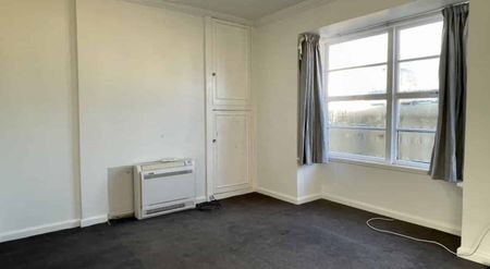 **4 Bedroom and 1x Bathroom House** - Photo 4