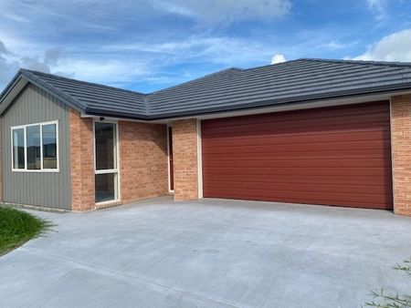 Modern Three Bedroom Home - Photo 5