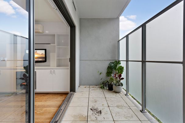Modern Apartment with Large Balcony & Car Space - Photo 1