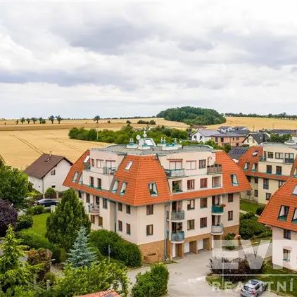Pronájem útulného bytu 2+kk s balkonem a parkovacím stáním – Velké Přílepy - Photo 1