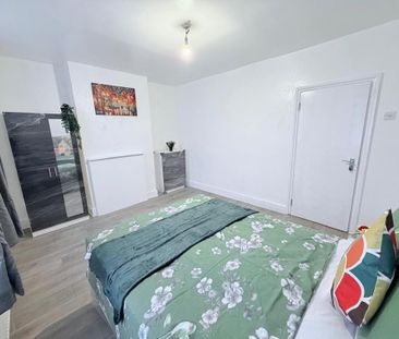 5 bedroom semi-detached house to rent - Photo 2