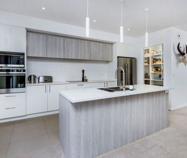 Fab spacious family home in great location with Double Garage!! - Photo 2