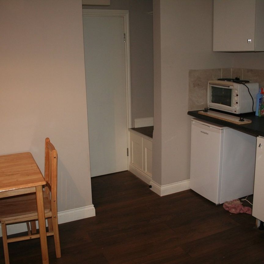 Studio Flat, Boundfield Road, SE6 - Photo 1