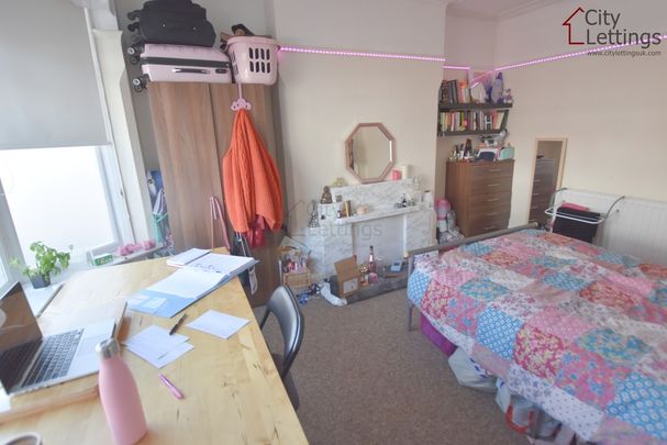 4 Bedroom Mid Terraced House - Photo 1