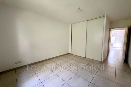 Location villa 4 chambres 111 m² Le Revest-les-Eaux - Photo 2