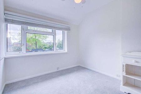 Bloxham Crescent, Hampton, TW12 - Photo 3