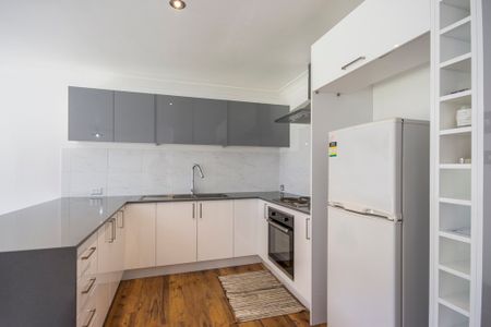 BEAUTIFUL MODERN 3 BEDROOM TOWNHOUSE - Photo 2