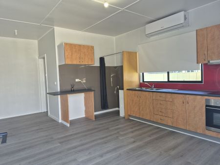 Fully Renovated 1-Bedroom Flat – Just 200m from the Beach&excl; - Photo 3