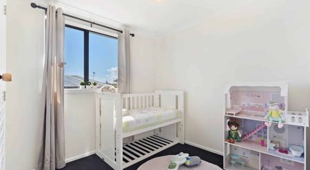 Renovated three bedroom house on Vincent St - Photo 3