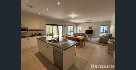 Stylish Family Home - Photo 2