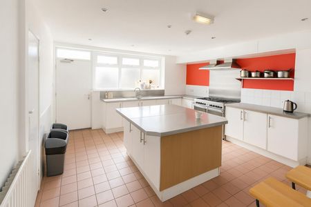 8 bedroom Flat To Let Total Size: 2918 SQ FT - Photo 3