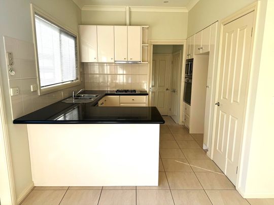 2/1 June Crescent, Templestowe - Photo 1