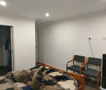 Ready to move in - 3 bedroom 2.5 bathroom - Photo 2