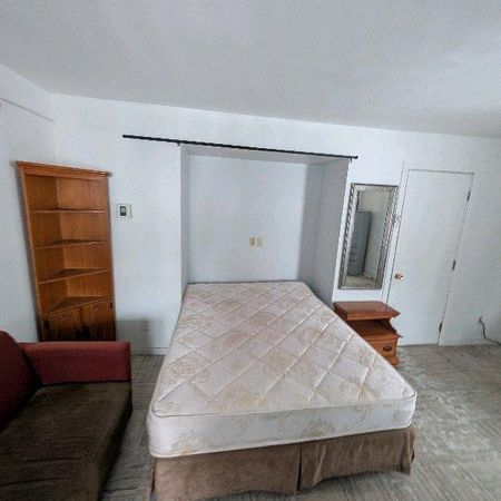 grande chambre avec un bureau - Photo 4