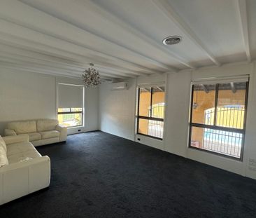 SPACIOUS 5 BEDROOM HOME WITH POOL, SPA & MULTIPLE LIVING AREAS! - Photo 1