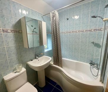 Welcome to this charming terraced house. Boasting three bedrooms, a... - Photo 4