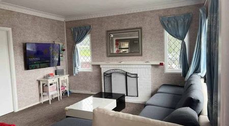 Lovely 4 Bedroom - Photo 3