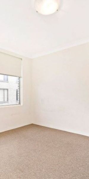 Stylish Top Floor 2 Bedroom Apartment - Photo 1