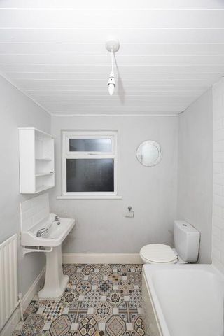 8 Lough Road, Lurgan, BT66 6JE - Photo 3