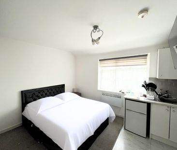 1 Bed Flat, Wood End Close, UB5 - Photo 1