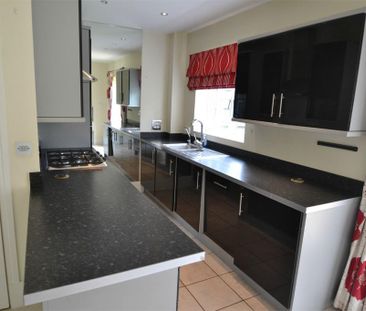 4 bedroom semi-detached house to rent - Photo 4