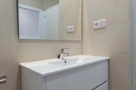 Calle Montserrat, Madrid, Community of Madrid 28015 - Foto 2