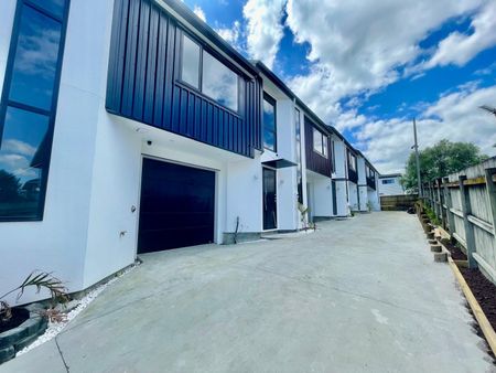 PAPAKURA, 4 BEDROOMS - Photo 2