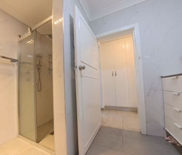 Spacious 4-Bedroom Family Home with Sunroom - Photo 4