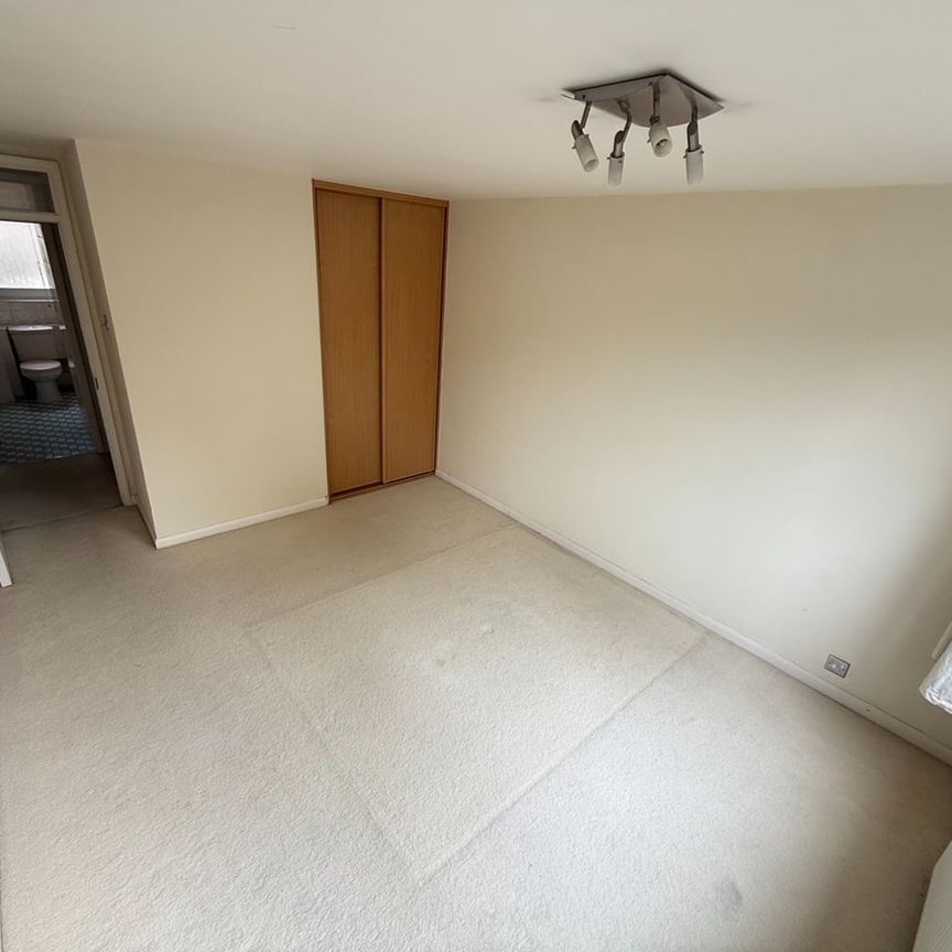 2 Bed Flat, Marcourt Lawns, W5 - Photo 1