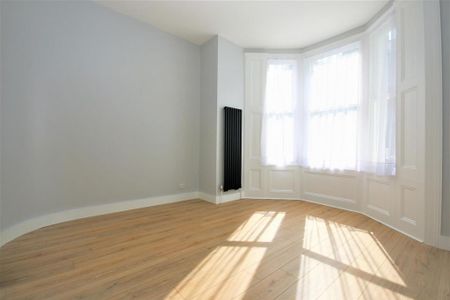 3 bedroom flat to rent - Photo 4
