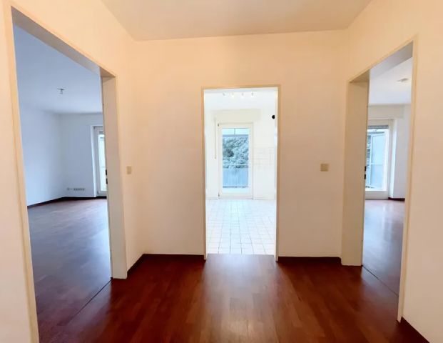 HELLE 2-ZIMMERWOHNUNG MIT GROßEM BALKON ZU MIETEN! - Photo 1