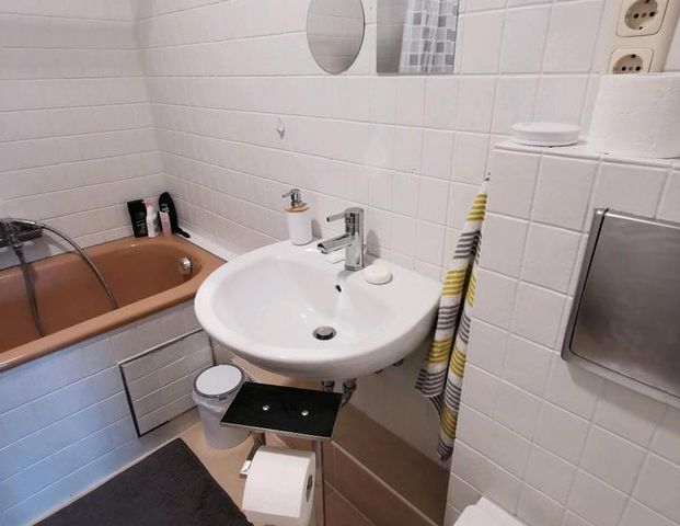 Zentrales saniertes Zimmer in kernsanierter Wohnung - Photo 1