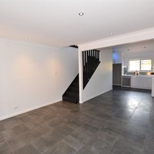 2-Bedroom townhouse, fully AC and renovated - Photo 2