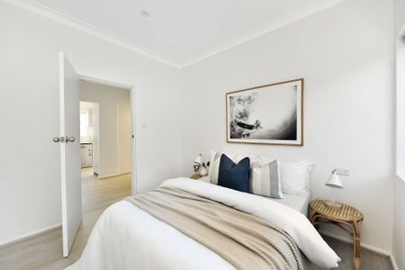 Beachside Bliss - 3-Bedroom Top Floor Apartment Opposite Mahon Pool - Photo 2