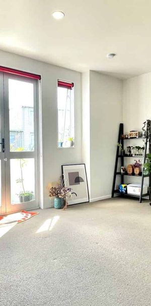 Convenient Glen Eden Living – 3 Bed Townhouse with Garage - Photo 1