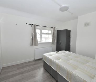 4 bedroom semi-detached house to rent - Photo 5