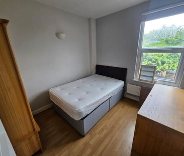 6 Bed - 137 Ash Road, Headingley, Leeds - LS6 3HD - Student - Photo 5