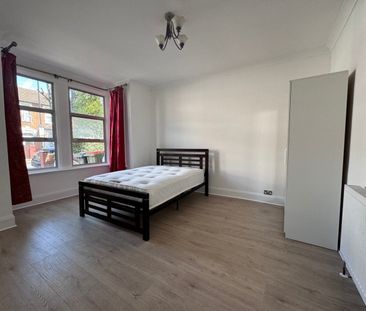 4 Bed Semi-Detached House, Shakespeare Crescent, E12 - Photo 4