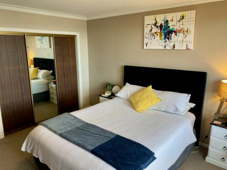 Perched above all - A St Clair gem - Photo 4